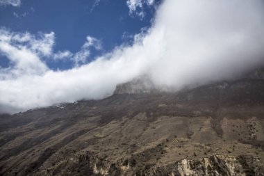 Dağ manzarası. En fazla beyaz bulutlar, pitoresk gorge güzel görünümünü, yüksek dağlar ile panorama. Doğa Kuzey Kafkasya dağlarda dinlenme