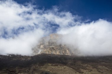 Dağ manzarası. En fazla beyaz bulutlar, pitoresk gorge güzel görünümünü, yüksek dağlar ile panorama. Doğa Kuzey Kafkasya dağlarda dinlenme