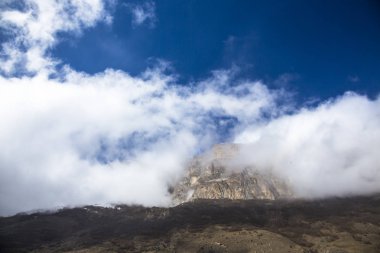 Dağ manzarası. En fazla beyaz bulutlar, pitoresk gorge güzel görünümünü, yüksek dağlar ile panorama. Doğa Kuzey Kafkasya dağlarda dinlenme