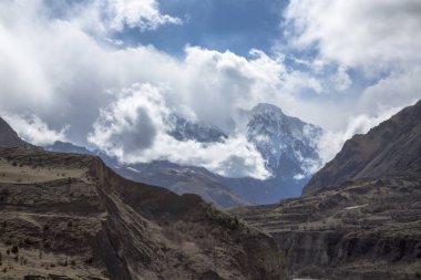 Dağ manzarası. En fazla beyaz bulutlar, pitoresk gorge güzel görünümünü, yüksek dağlar ile panorama. Doğa Kuzey Kafkasya dağlarda dinlenme