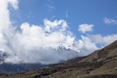 Dağ manzarası. En fazla beyaz bulutlar, pitoresk gorge güzel görünümünü, yüksek dağlar ile panorama. Doğa Kuzey Kafkasya dağlarda dinlenme