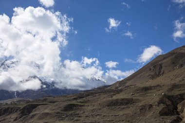 Dağ manzarası. En fazla beyaz bulutlar, pitoresk gorge güzel görünümünü, yüksek dağlar ile panorama. Doğa Kuzey Kafkasya dağlarda dinlenme
