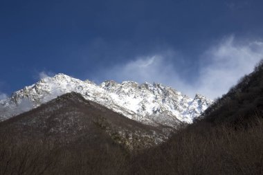 Dağ manzarası. En fazla beyaz bulutlar, pitoresk gorge güzel görünümünü, yüksek dağlar ile panorama. Doğa Kuzey Kafkasya dağlarda dinlenme