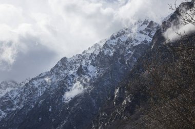 Dağ manzarası. En fazla beyaz bulutlar, pitoresk gorge güzel görünümünü, yüksek dağlar ile panorama. Doğa Kuzey Kafkasya dağlarda dinlenme