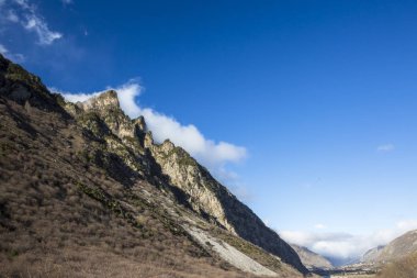 Dağ manzarası. En fazla beyaz bulutlar, pitoresk gorge güzel görünümünü, yüksek dağlar ile panorama. Doğa Kuzey Kafkasya dağlarda dinlenme