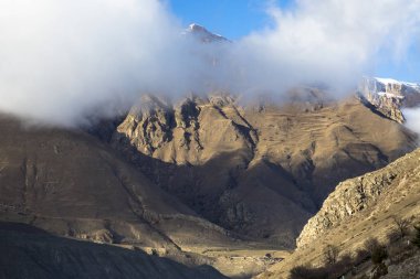Dağ manzarası. En fazla beyaz bulutlar, pitoresk gorge güzel görünümünü, yüksek dağlar ile panorama. Doğa Kuzey Kafkasya dağlarda dinlenme