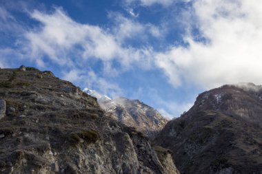 Dağ manzarası. En fazla beyaz bulutlar, pitoresk gorge güzel görünümünü, yüksek dağlar ile panorama. Doğa Kuzey Kafkasya dağlarda dinlenme