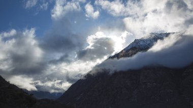 Dağ manzarası. En fazla beyaz bulutlar, pitoresk gorge güzel görünümünü, yüksek dağlar ile panorama. Doğa Kuzey Kafkasya dağlarda dinlenme