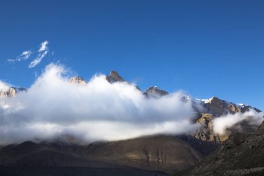 Dağ manzarası. En fazla beyaz bulutlar, pitoresk gorge güzel görünümünü, yüksek dağlar ile panorama. Doğa Kuzey Kafkasya dağlarda dinlenme