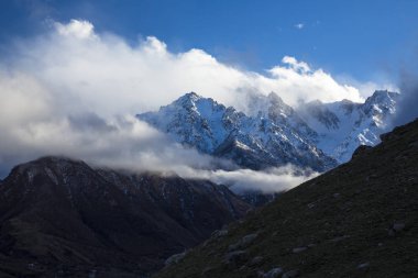 Dağ manzarası. En fazla beyaz bulutlar, pitoresk gorge güzel görünümünü, yüksek dağlar ile panorama. Doğa Kuzey Kafkasya dağlarda dinlenme