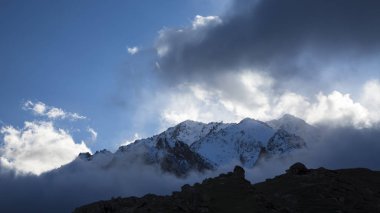 Dağ manzarası. En fazla beyaz bulutlar, pitoresk gorge güzel görünümünü, yüksek dağlar ile panorama. Doğa Kuzey Kafkasya dağlarda dinlenme