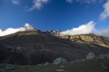 Dağ manzarası. En fazla beyaz bulutlar, pitoresk gorge güzel görünümünü, yüksek dağlar ile panorama. Doğa Kuzey Kafkasya dağlarda dinlenme