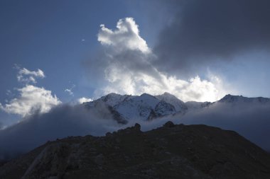 Dağ manzarası. En fazla beyaz bulutlar, pitoresk gorge güzel görünümünü, yüksek dağlar ile panorama. Doğa Kuzey Kafkasya dağlarda dinlenme