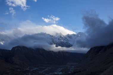 Dağ manzarası. En fazla beyaz bulutlar, pitoresk gorge güzel görünümünü, yüksek dağlar ile panorama. Doğa Kuzey Kafkasya dağlarda dinlenme