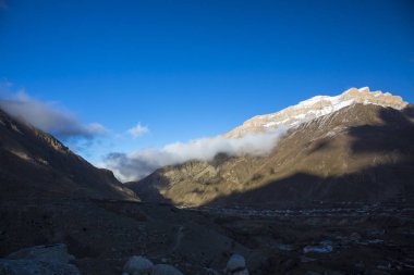 Dağ manzarası. Pitoresk gorge, yüksek dağlar ile panorama güzel bir manzara. Doğa Kuzey Kafkasya dağlarda dinlenme