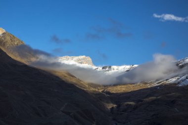 Dağ manzarası. Pitoresk gorge, yüksek dağlar ile panorama güzel bir manzara. Doğa Kuzey Kafkasya dağlarda dinlenme