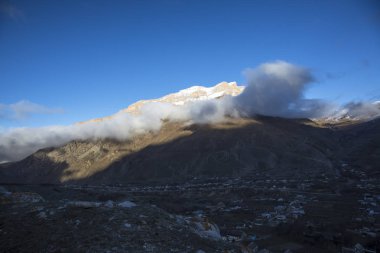 Dağ manzarası. Pitoresk gorge, yüksek dağlar ile panorama güzel bir manzara. Doğa Kuzey Kafkasya dağlarda dinlenme