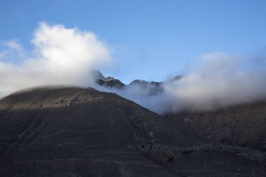 Dağ manzarası. En fazla beyaz bulutlar, pitoresk gorge güzel görünümünü, yüksek dağlar ile panorama. Doğa Kuzey Kafkasya dağlarda dinlenme