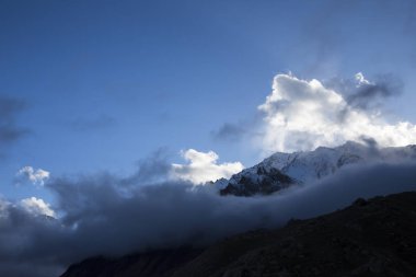 Dağ manzarası. En fazla beyaz bulutlar, pitoresk gorge güzel görünümünü, yüksek dağlar ile panorama. Doğa Kuzey Kafkasya dağlarda dinlenme
