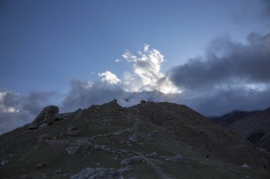 Dağ manzarası. En fazla beyaz bulutlar, pitoresk gorge güzel görünümünü, yüksek dağlar ile panorama. Doğa Kuzey Kafkasya dağlarda dinlenme