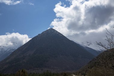 Dağ manzarası. Pitoresk gorge, yüksek dağlar ile panorama güzel bir manzara. Doğa Kuzey Kafkasya dağlarda dinlenme