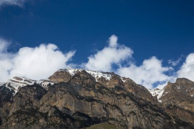 Dağ manzarası. En fazla beyaz bulutlar, pitoresk gorge güzel görünümünü, yüksek dağlar ile panorama. Doğa Kuzey Kafkasya dağlarda dinlenme