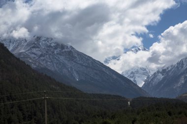 Dağ manzarası. En fazla beyaz bulutlar, pitoresk gorge güzel görünümünü, yüksek dağlar ile panorama. Doğa Kuzey Kafkasya dağlarda dinlenme