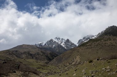 Dağ manzarası. En fazla beyaz bulutlar, pitoresk gorge güzel görünümünü, yüksek dağlar ile panorama. Doğa Kuzey Kafkasya dağlarda dinlenme