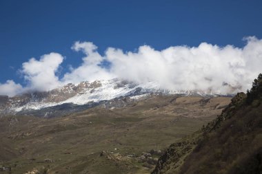 Dağ manzarası. En fazla beyaz bulutlar, pitoresk gorge güzel görünümünü, yüksek dağlar ile panorama. Doğa Kuzey Kafkasya dağlarda dinlenme