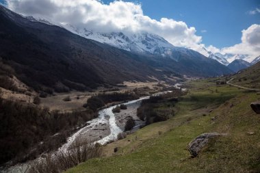 Dağ manzarası. Pitoresk gorge, yüksek dağlar ile panorama güzel bir manzara. Doğa Kuzey Kafkasya dağlarda dinlenme