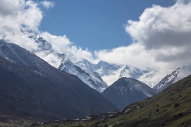 Dağ manzarası. En fazla beyaz bulutlar, pitoresk gorge güzel görünümünü, yüksek dağlar ile panorama. Doğa Kuzey Kafkasya dağlarda dinlenme