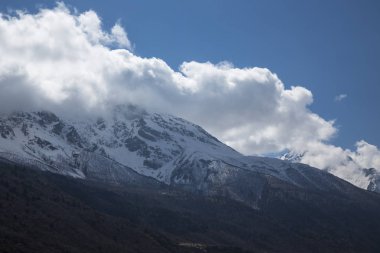 Dağ manzarası. En fazla beyaz bulutlar, pitoresk gorge güzel görünümünü, yüksek dağlar ile panorama. Doğa Kuzey Kafkasya dağlarda dinlenme