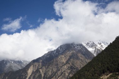 Dağ manzarası. Pitoresk gorge, yüksek dağlar ile panorama güzel bir manzara. Doğa Kuzey Kafkasya dağlarda dinlenme