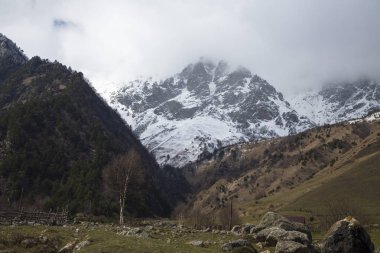Dağ manzarası. Pitoresk gorge, yüksek dağlar ile panorama güzel bir manzara. Doğa Kuzey Kafkasya dağlarda dinlenme