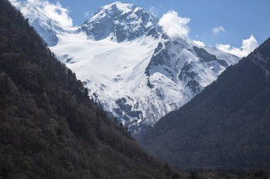 Dağ manzarası. Pitoresk gorge, yüksek dağlar ile panorama güzel bir manzara. Doğa Kuzey Kafkasya dağlarda dinlenme