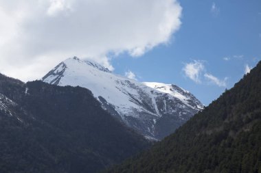 Dağ manzarası. Pitoresk gorge, yüksek dağlar ile panorama güzel bir manzara. Doğa Kuzey Kafkasya dağlarda dinlenme