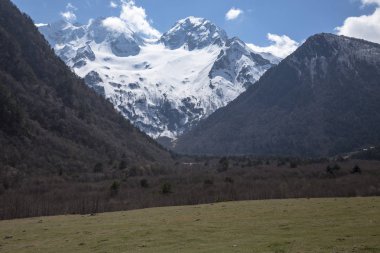 Dağ manzarası. Pitoresk gorge, yüksek dağlar ile panorama güzel bir manzara. Doğa Kuzey Kafkasya dağlarda dinlenme