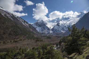 Dağ manzarası. Pitoresk gorge, yüksek dağlar ile panorama güzel bir manzara. Doğa Kuzey Kafkasya dağlarda dinlenme
