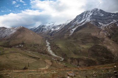 Dağ manzarası. Pitoresk gorge, yüksek dağlar ile panorama güzel bir manzara. Doğa Kuzey Kafkasya dağlarda dinlenme