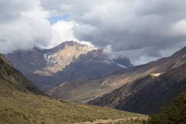 Dağ manzarası. Pitoresk gorge, yüksek dağlar ile panorama güzel bir manzara. Doğa Kuzey Kafkasya dağlarda dinlenme