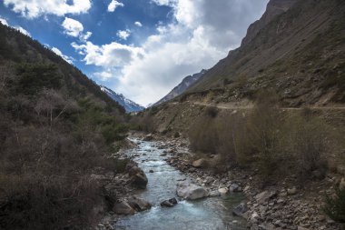 Dağ manzarası. Pitoresk gorge, yüksek dağlar ile panorama güzel bir manzara. Doğa Kuzey Kafkasya dağlarda dinlenme
