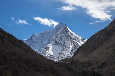 Dağ manzarası. Pitoresk gorge, yüksek dağlar ile panorama güzel bir manzara. Doğa Kuzey Kafkasya dağlarda dinlenme