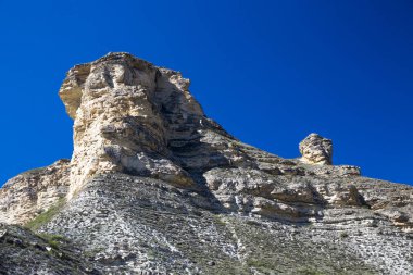 Dağ manzarası. Pitoresk gorge, yüksek dağlar ile panorama güzel bir manzara. Doğa Kuzey Kafkasya dağlarda dinlenme