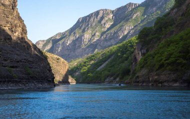 Dağ manzarası, Kanyon, dağ nehir akışlarının yüksek kayaların arasında. mavi su. Kuzey Kafkasya doğası