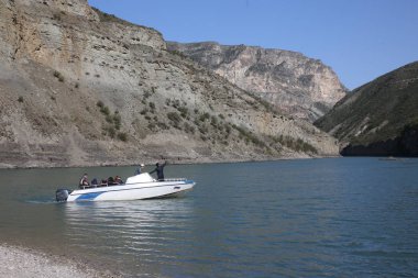 Dağ manzarası, Kanyon, dağ nehir akışlarının yüksek kayaların arasında. mavi su. Kuzey Kafkasya doğası