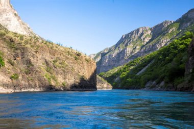 Dağ manzarası, Kanyon, dağ nehir akışlarının yüksek kayaların arasında. mavi su. Kuzey Kafkasya doğası