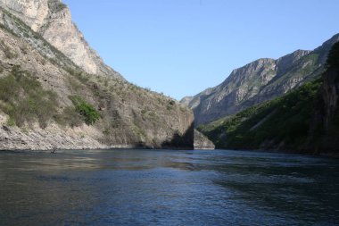Dağ manzarası, Kanyon, dağ nehir akışlarının yüksek kayaların arasında. mavi su. Kuzey Kafkasya doğası