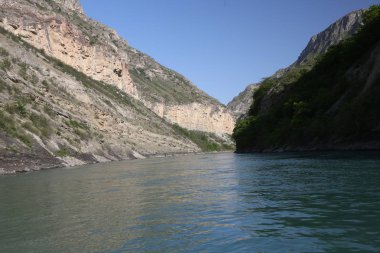 Dağ manzarası, Kanyon, dağ nehir akışlarının yüksek kayaların arasında. mavi su. Kuzey Kafkasya doğası