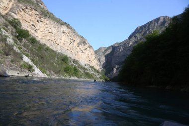 Dağ manzarası, Kanyon, dağ nehir akışlarının yüksek kayaların arasında. mavi su. Kuzey Kafkasya doğası
