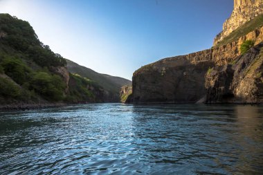Dağ manzarası, Kanyon, dağ nehir akışlarının yüksek kayaların arasında. mavi su. Kuzey Kafkasya doğası